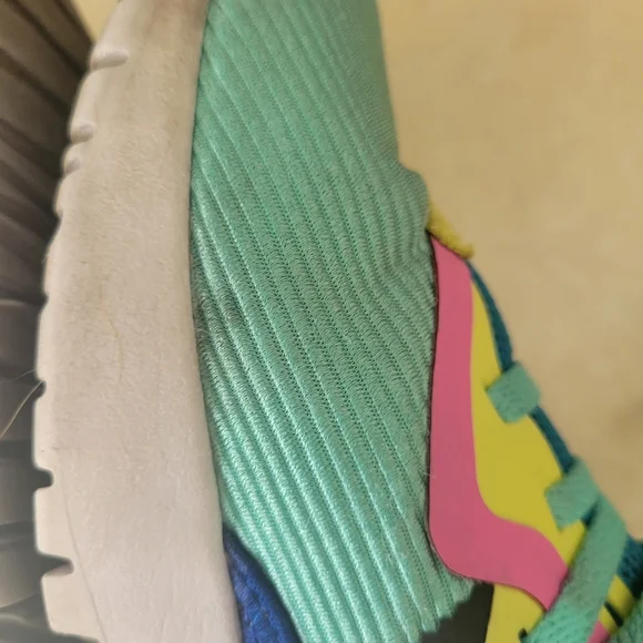 Neon Adidas - Picture 6 of 9